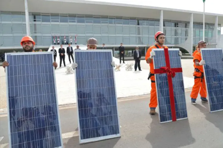 Até 2045, quem já tem placas solares terá subsídio do governo!