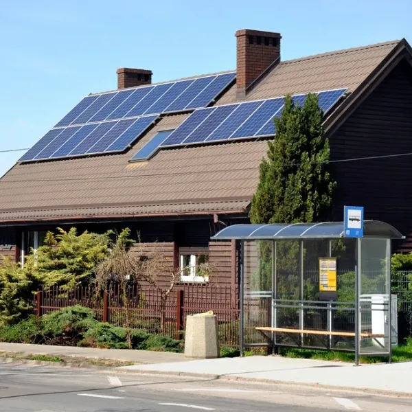 Painéis fotovoltaicos são instalados em pontos de ônibus em SC para carregar celulares